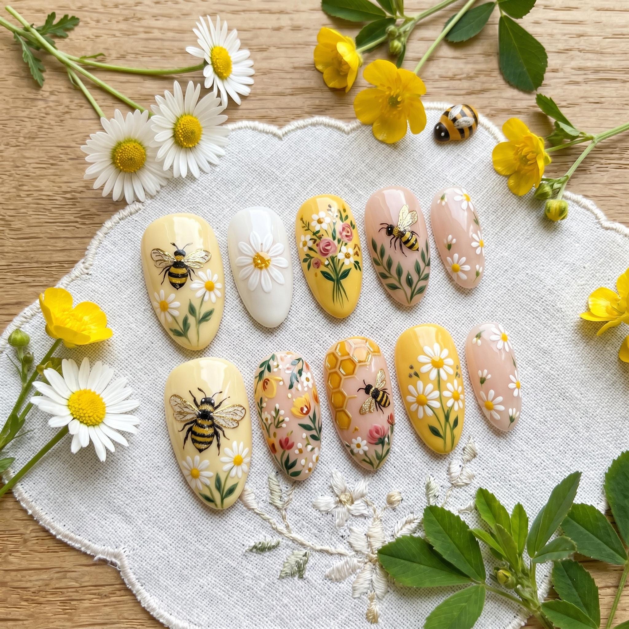Honeybee Press On Nails, Cute Honeycomb Nails, 3D Daisy Flower Nails, Cottagecore Fake Nails, Custom Gel Nails, Wildflow